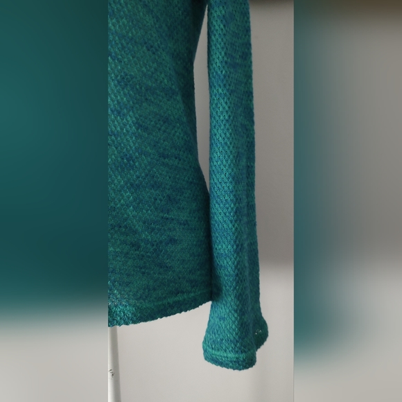 Hangten sweater size small color green fit and flare v neck good condition Soft - Picture 6 of 8